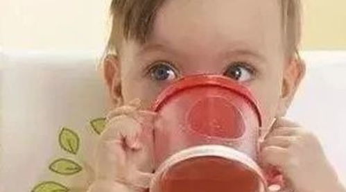 萬和堂母嬰生活館提醒 一歲以內寶寶不宜喝鮮榨果汁