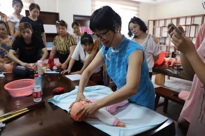 巾幗脫貧技能大培訓(xùn)見成效 長壽區(qū)母嬰護(hù)理培訓(xùn)點亮新生活